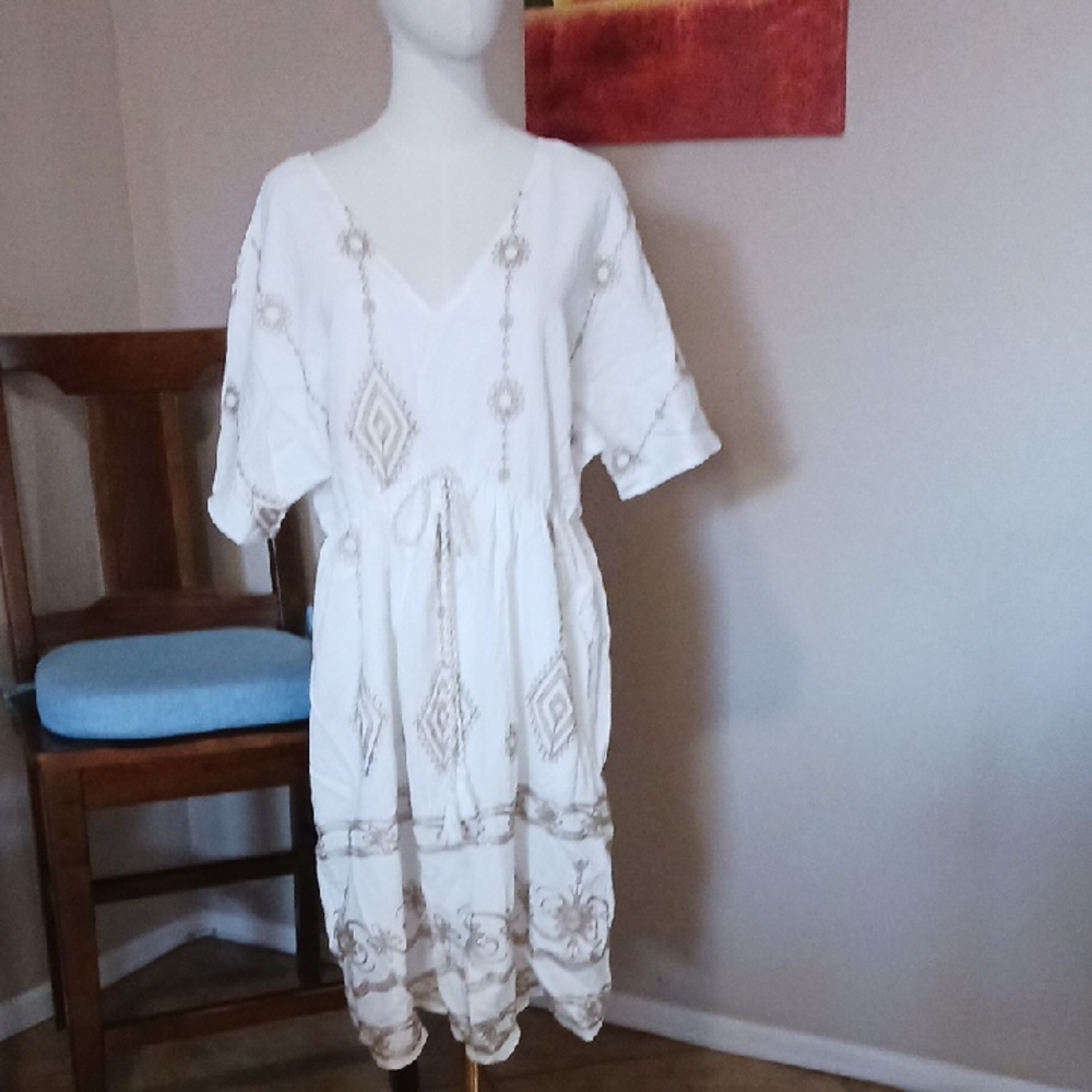 BRAND NEW! BloomChic White Embroidered V-Neck Midi Dress with Gold Accents